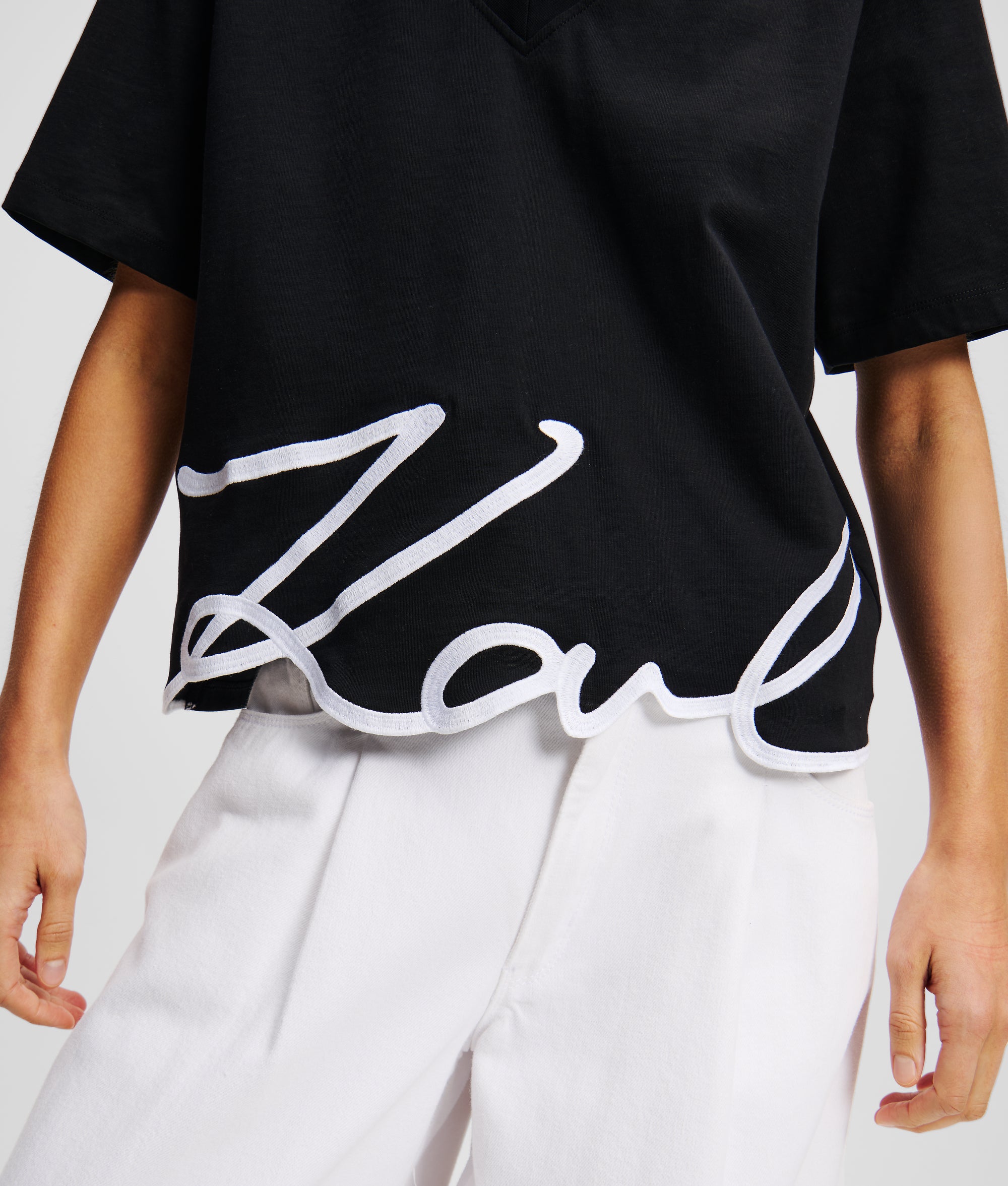 SIGNATURE V-NECK T-SHIRT - Image 2